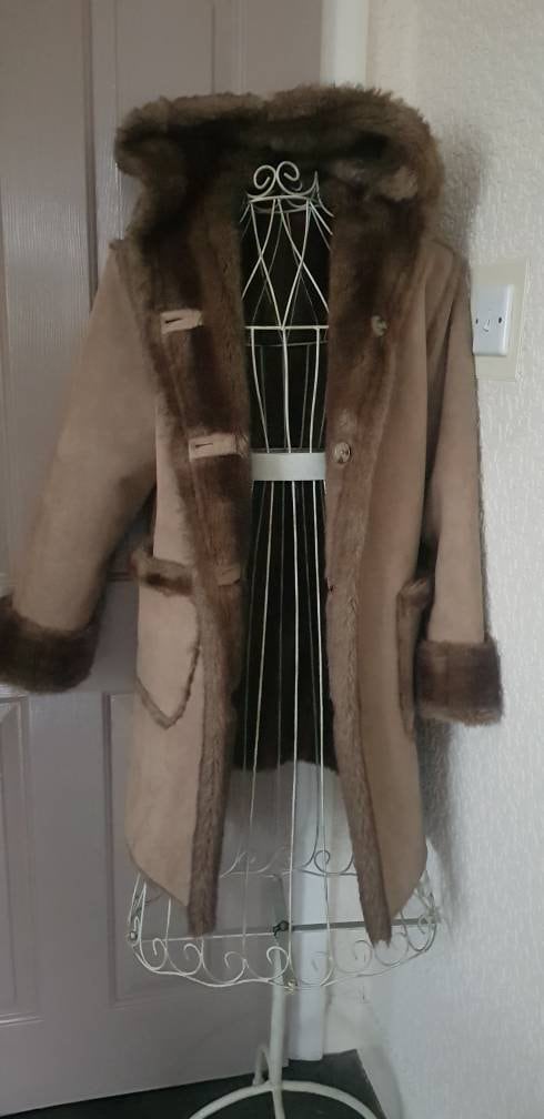 Raro, reversible, elegante, lujoso, cálido y sin usar, abrigo de piel ...