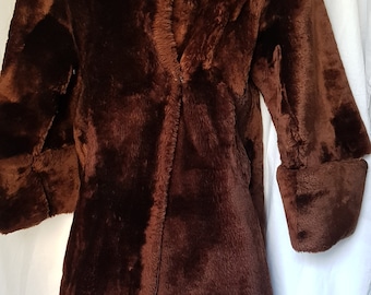 Stylish Original 1940/50 vintage fauxfur beaver swing coat in bronze russet with Bellsleeves. Elegant,rare,chic,warm&substantial 3/4 length.