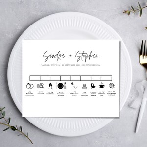 Könnte beinhalten: Ein Zeitplan für den Hochzeitstag mit Symbolen für die Zeremonie, Fotos, Cocktails, Abendessen, Reden, Tortenanschnitt, den ersten Tanz, Kaffee und Tee sowie Feuerwerk. Der Text lautet "Sandra + Stephan" und "25. September 2022 - Hilton Checkers".