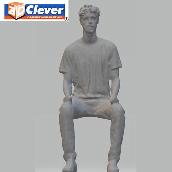 Figurine miniature très détaillée d'un jeune homme assis jauge G fabriquée par 3Dclever (50 mm) à l'échelle 1:24