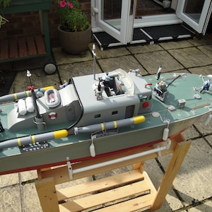 This is for the supply of one mast, one radar mast and one A-frame which is positioned on the rear of the boat Scale 1:24