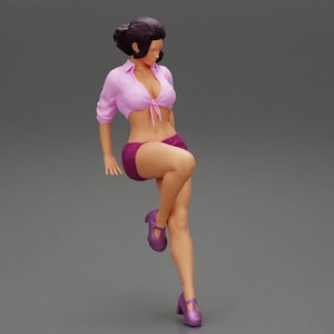 Può includere: Una donna con una camicia rosa e pantaloncini viola sta posando con una gamba sollevata. Indossa scarpe viola.