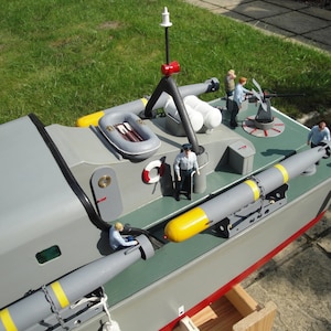 Vosper Boat 1/35 with a clear screen visor 3 exhaust ports which can be fitted on the rear of the boat and lastly A Frame.