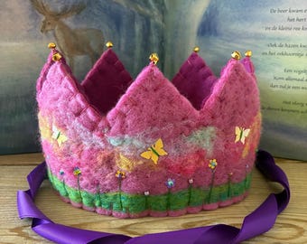 ウォルドルフのフェルトの誕生日クラウンウールとフェルト