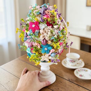 Einzigartiges, handgefertigtes, großes rustikales Osterei, farbenfrohe Tischdekoration, florales Gesteck, Frühlingsdekoration, originelles Geschenk, Natur- und Textilmaterialien