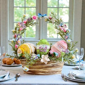 Einzigartiges, handgefertigtes, rustikales botanisches Oster-Gesteck mit dekorativen, bunten Eiern und Blumen, Frühlings-Tischdekoration, elegante florale Tischdekoration