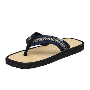 Könnte beinhalten: Eine einzelne Flip-Flop-Sandale mit einer gewebten Strohfußsohle und einer schwarzen Gummisohle. Der marineblaue Riemen hat ein dekoratives Muster in Weiß und Hellblau. Die Flip-Flop-Sandale ist für den Freizeitgebrauch konzipiert.