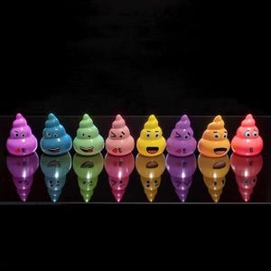 Puede incluir: Un juego de tres tazas de cerámica con un acabado moteado y mate. Las tazas son de color crema, marrón claro y marrón oscuro. Cada taza tiene un diseño simple y minimalista.