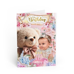 Câlins d'ours et joie d'anniversaire. Carte personnalisée pour bébé fille
