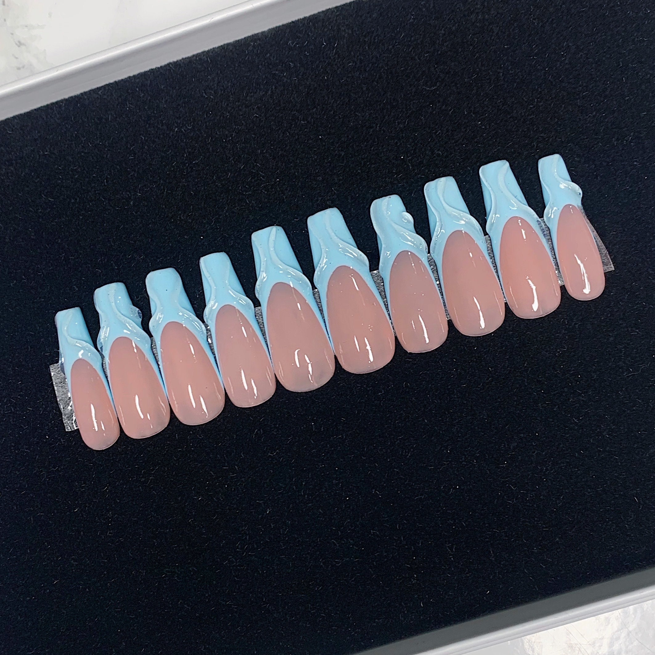 24 Stück Press-on Nägel Französisch Mit Blauen Ombre | 3D Linien, Kunstnägel, Inkl. Zubehör