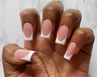 Uñas postizas blancas con punta francesa y base rosa / Formas almendrada, ataúd y cuadrada