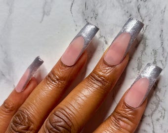 シルバーフレンチチップのプレスオンネイル、キャッツアイ効果