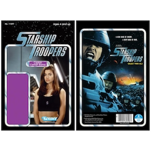 Könnte beinhalten: Eine Vintage-Actionfigur-Karte mit einer weiblichen Figur aus dem Film Starship Troopers. Die Karte ist blau und schwarz mit dem Titel "Starship Troopers" und dem Namen des Charakters "Captain Carmen Ibanez".