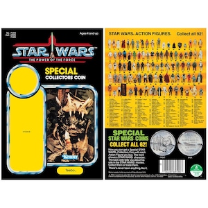 Puede incluir: Un paquete de figuras de acción vintage de Star Wars con una figura de Teebo. El paquete es negro con detalles amarillos y el logotipo de Star Wars. La parte posterior del paquete muestra varias figuras de acción. El paquete incluye una moneda especial de coleccionista.
