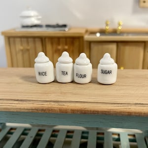 1:12 Scala Casa delle Bambole Miniatura Cucina 4PC Ceramica Spezie Barattoli Set W/Coperchi, 1/12 Accessori per la Cucina Casa delle Bambole Mini Zucchero Riso Farina Tè