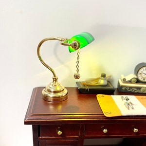 Lampe de banquier LED miniature pour maison de poupée à l'échelle 1:12 avec abat-jour vert
