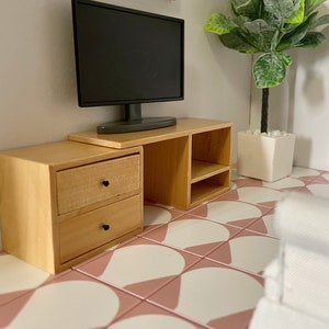 1:12 Escala Casa de muñecas Miniatura 2PC Estantes multifuncionales Set-Wood, 1/12 Doll house Muebles Bajo Gabinete Almacenamiento TV Stand Bench