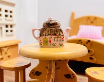 Teiera in ceramica a forma di casa in miniatura per casa delle bambole in scala 1:12 con coperchio, accessori da cucina per casa delle bambole 1/12