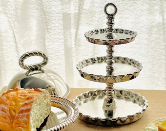 Soporte de metal de 3 niveles para servir postres en miniatura para casa de muñecas a escala 1:12 - Plateado, Accesorios para muñecas a escala 1/12 Soporte para cupcakes para fiestas de té