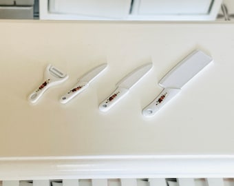 1:12 Scale Dollhouse Miniature 4PC White Flower Pattern Metal Knives Set , 1/12 Dollhouse Kitchen Accessories Cooking Tools