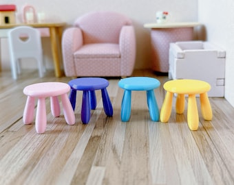 Taburete infantil multicolor en miniatura para casa de muñecas a escala 1:12, silla de juego para niños.