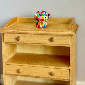 Poppenhuis / babykamerdecor op schaal 1:12 miniatuur Elmer olifant speelgoed