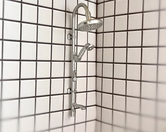 Grifo de ducha plateado en miniatura para casa de muñecas a escala 1:12 con cabezal de ducha tipo lluvia