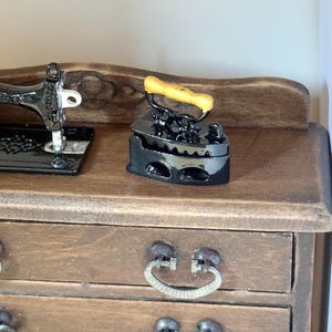 1:12 Escala Miniatura Estilo Vintage Metal Hierro, Accesorios de Casa de Muñecas 1/12 Lavandería Retro Dormitorio Ropa Plancha