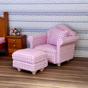 Sillón de tela a cuadros rosa en miniatura para casa de muñecas a escala 1/12