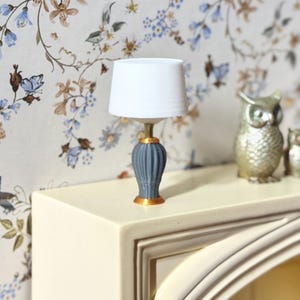 Lampada da tavolo in miniatura per casa delle bambole 1:12, lampada decorativa per accessori per bambole 1/12 (non funzionante)