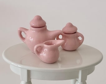 Set di 3 teiere e barattoli per lo zucchero in porcellana e ceramica in miniatura per casa delle bambole in scala 1:12, fornitori di cucine per case delle bambole in scala 1:12, set di teiere pomeridiane rosa