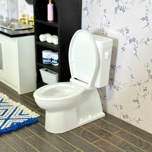 1:12 poppenhuis miniatuur toilet witte kleur toilet met stoel die kan worden geopend, 1/12 poppenhuis toiletruimte uit één stuk met ronde zitting (7 cm x 3 cm x 7,3 cm)
