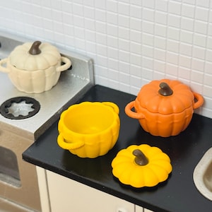 1:12 Dollhouse Miniature Multi-colour Premium Metal Pumpkin Shaped Soup Pot ,1/12 Doll Play Kitchen Accessories Pot Removable Lids