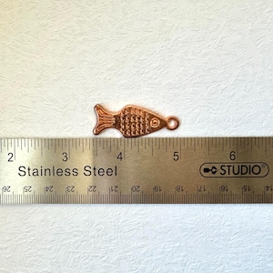 1:12 Miniatur Metall Kochgeschirr Töpfe Rose Gold Fisch förmige Reibe, 1/12 Puppenhaus Küche Zubehör Utensil Werkzeug Knoblauch Brecher