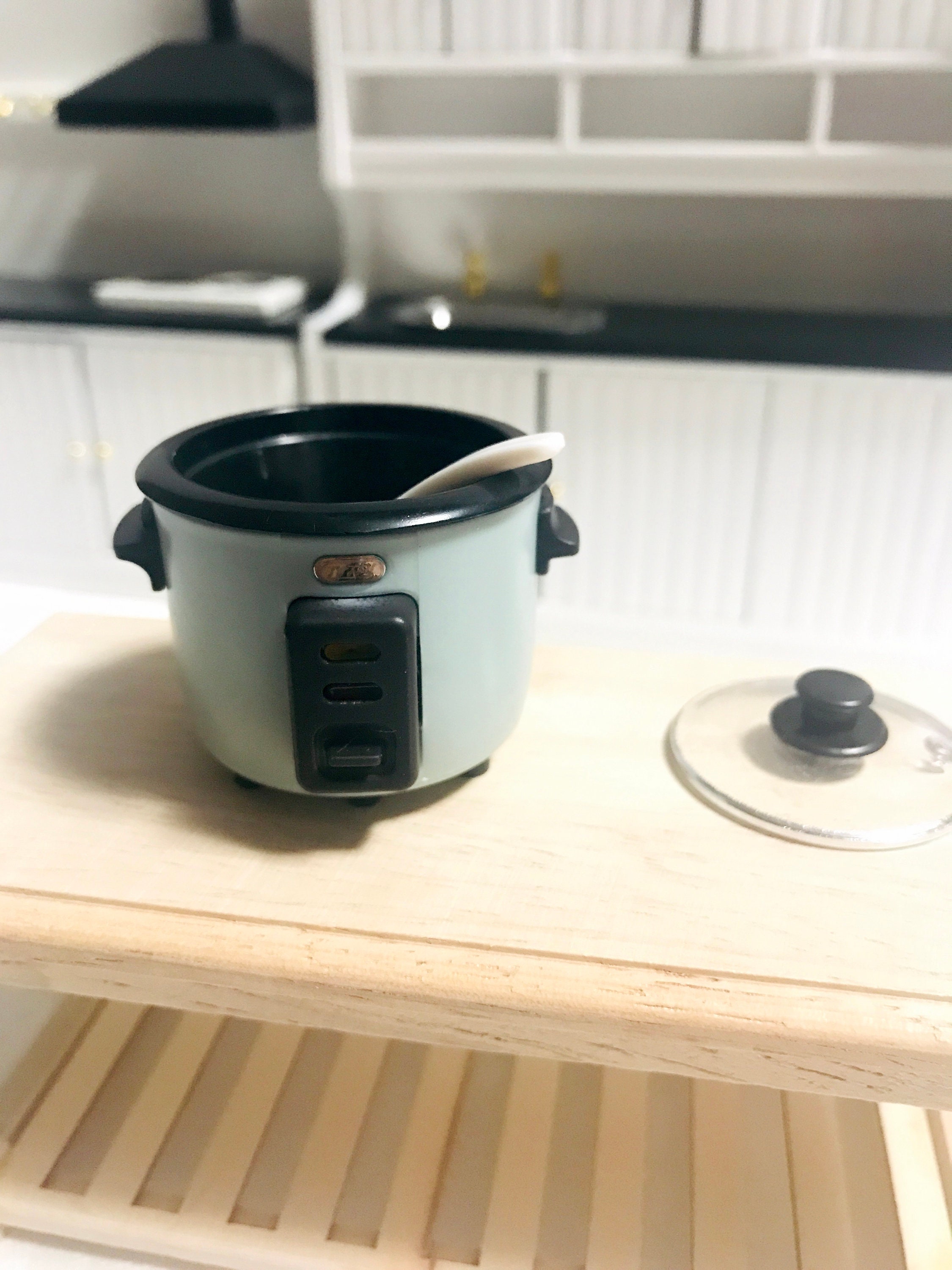 White Miniature Slow Cooker Rice Crock Pot Dollhouse Miniatures 1:6 Scale  1/6 Kitchen Restaurant Appliance Rement Bakery Cafe Mini 