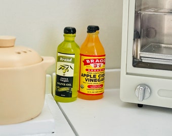 Bottiglie di olio d'oliva e aceto di mele in miniatura per cucina di casa delle bambole in scala 1:12