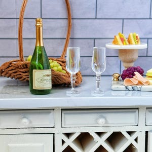 1:12 Miniatur Puppenhaus Champagner Flasche und Cup Set, 1/12 Puppenhaus Diorama Bar Decor Champagner Cups Set