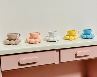 Juego de taza y platillo de café en miniatura multicolor, modelo coleccionable a escala 1:12 para adultos.