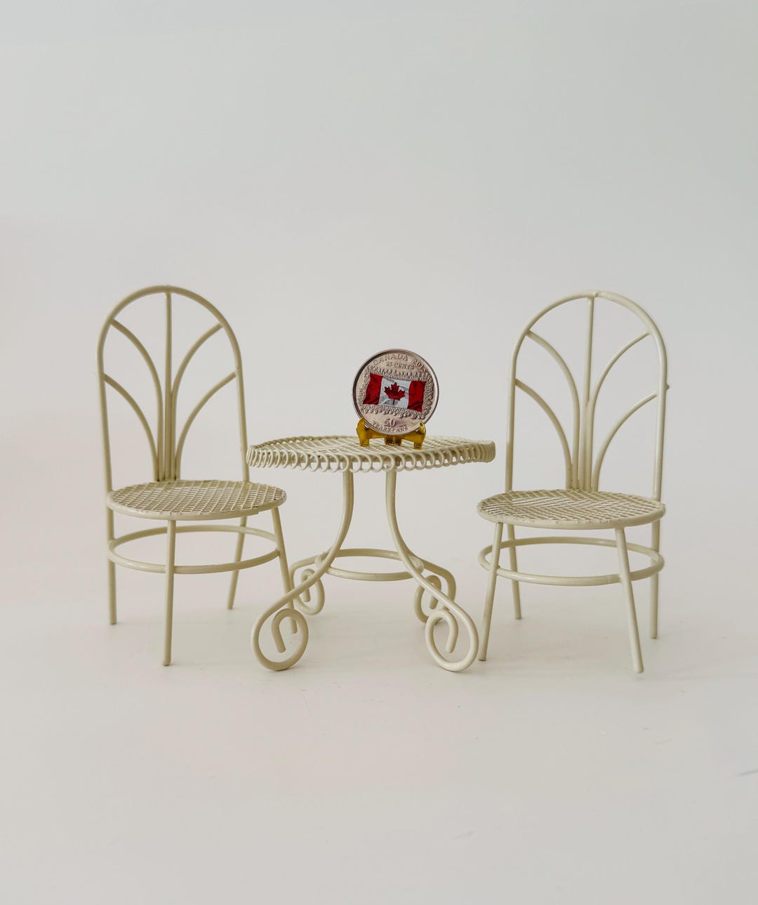 Ensemble Table Et 2 Chaises Miniatures Beige En Fer – Mobilier De Maison De Poupée échelle 1:12 – Pour Jardin Féerique, Vitrine Et Décoration De Scène