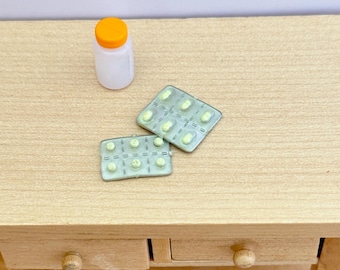 1/12 Scale Dollhouse Miniature Medical Accessories Pill Bottle & Capsules