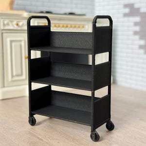 1:12 miniatuur zwarte gereedschapskarren, 1/12 poppenhuis opbergplankenrek (de wielen kunnen niet bewegen)