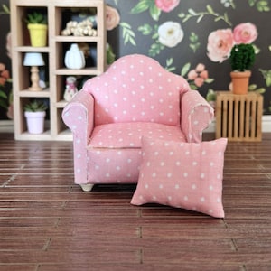 Sillón en miniatura para casa de muñecas a escala 1:12, tapizado en tela rosa melocotón con lunares.