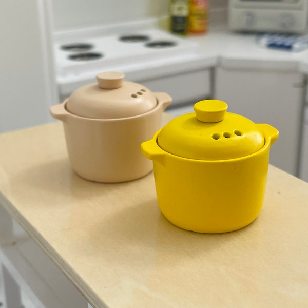 1:12 Dollhouse Miniature Multi-colour Premium Metal Soup Pot- Sand/Yellow ,1/12 Doll Play Kitchen Accessories cookable Pot Removable Lids