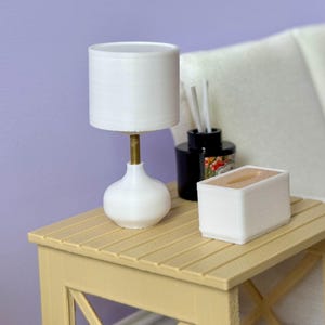 Lampada da tavolo in stile moderno in miniatura per casa delle bambole 1:12, lampada decorativa per accessori per bambole 1/12 (non funzionante)