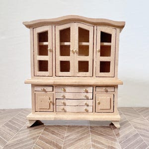 1:24 Miniatur DIY unbemaltes modernes hölzernes breites Schubladen-Sideboard, 1/24 Puppenhausmöbel Wohnzimmer Barschrank
