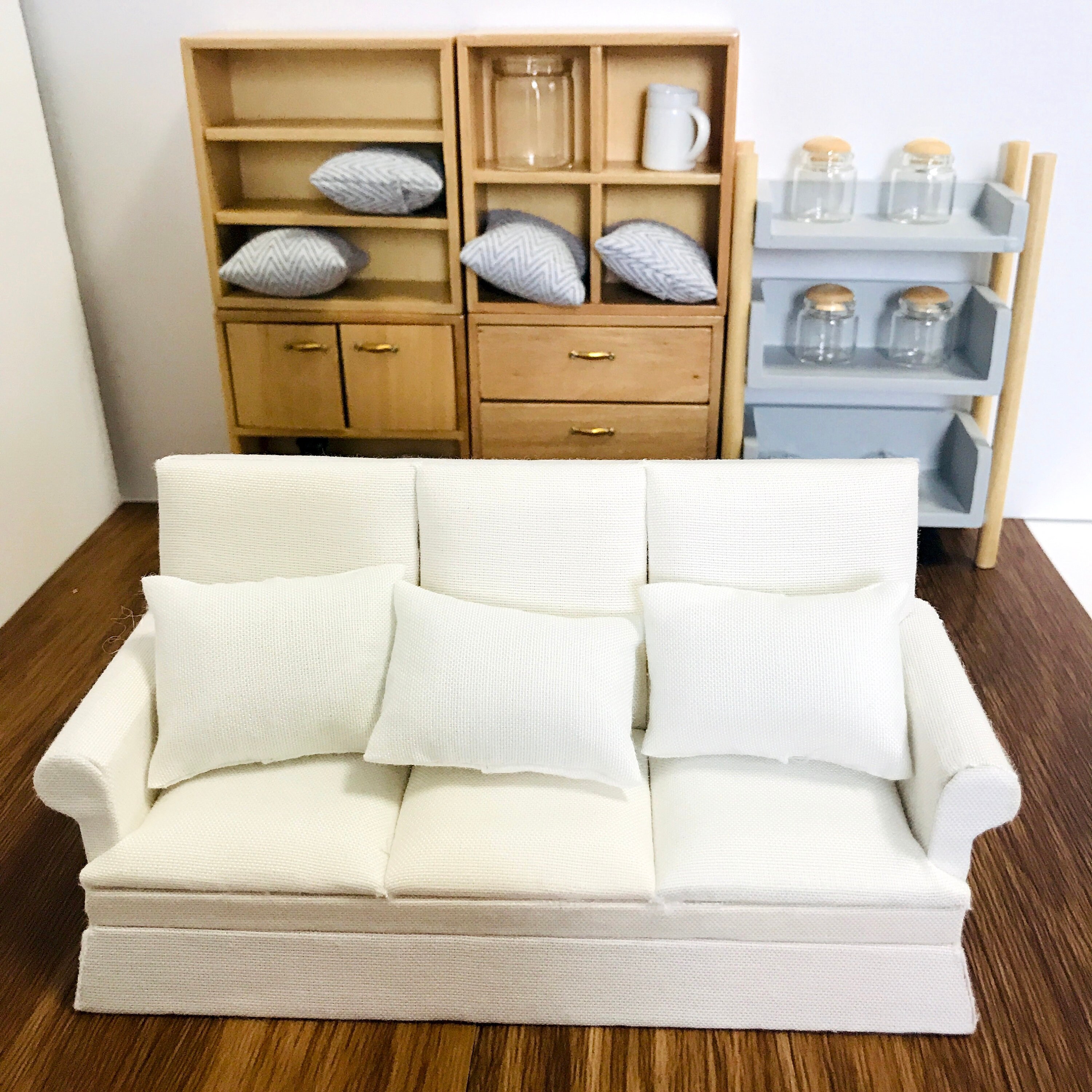 Mini Canapé Pour Maison De Poupée 1:12 – Bois Et Tissu – Avec Coussin – Décoration Jouet Enfant