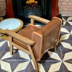 1:12 Puppenhaus Miniatur Holzrahmen Kunstleder Sessel mit niedriger Rückenlehne-Hellbraun, 1/12 Puppenhaus Möbel Moderne Lounge Akzent Stuhl