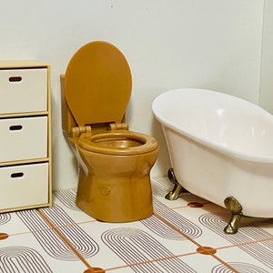 1:12 poppenhuisminiatuur wasruimte goudkleurig toilet met stoel die kan worden geopend, 1/12 poppenhuiswasruimte rond toilet uit één stuk