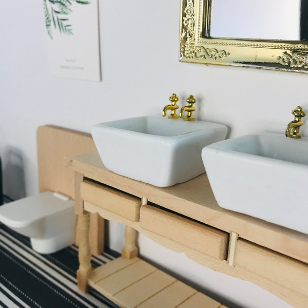 Évier carré miniature en céramique à l'échelle 1:12 avec robinets doubles de couleur dorée, évier et robinets pour maison de poupée
