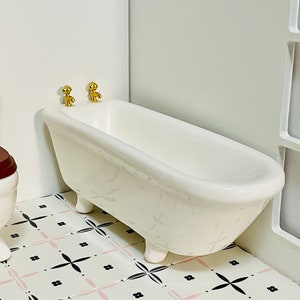 Dollhouse Miniature Porcelain Bathtub: 1/12 Scale Bathroom